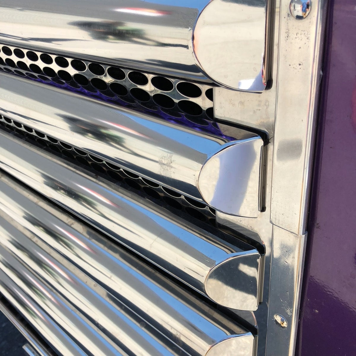 PETERBILT 39" HORIZONTAL HALF MOON LOUVERED GRILL BAR